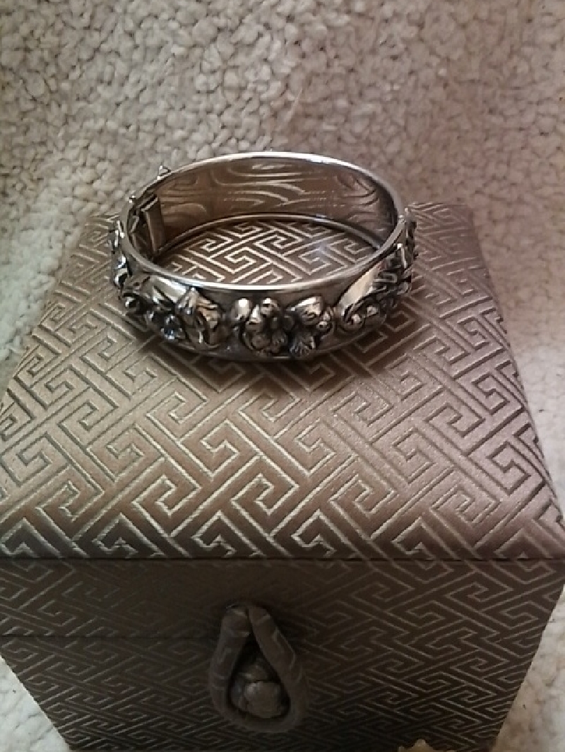 Whiting Davis Silver Floral Relief Bangle Bracelet 25$